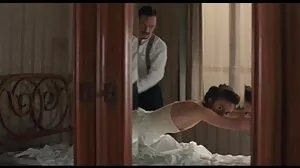 خوبصورت سنہرے بالوں والی پچھواڑے میں آخر میں ریہرسل معدنیات سے متعلق