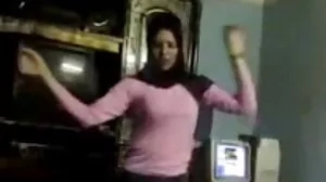 یورو slut بھیگ میں کیچڑ