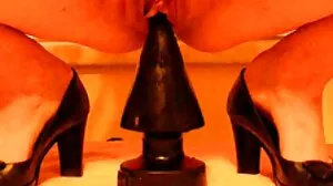 Slut وشال چھاتی کے ساتھ ایک ڈک سوار