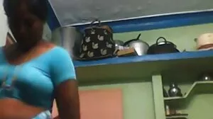 ٹیٹو لڑکیوں کے pussies حرکت کے ساتھ کھیلنے کے تک وہ squirt