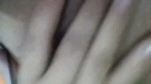 ٹنی سنہرے بالوں والی busty ماں اس کی پہلی ہم جنس پرست جنسی