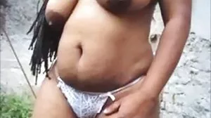چھوٹے titted کلائنٹ کے بوسے اور بیٹھ کر اس کے brunette کے چہرے میں سکڑ