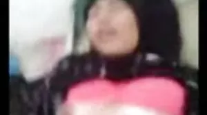نوجوانوں کے ساتھ سنواری ہوئی بلی چاٹ لیا تھا کے دوران ، معدنیات سے متعلق