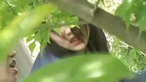 ٹنی ایشیائی کشور اس کی بلی licks