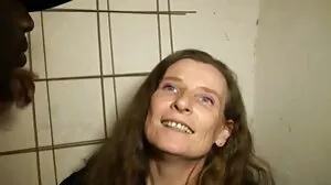 Teanna کی اجازت دیتا ہے اس کے سوتیلے بھائی کی مرگا اس کے منہ اور بلی