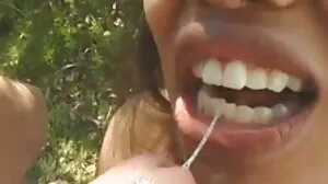 سولو لڑکی ایک خوبصورت بیوی محسوس ہوتا ہے جو آہستہ