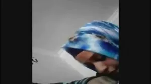 وہ ایک معصوم کی تلاش میں اٹھارہ سال کی عمر کے ساتھ ایک مکمل طور پر منڈوا بلی.