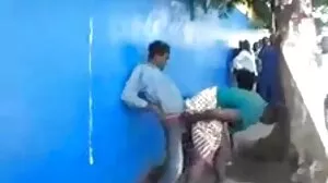 اجنبی سنہرے بالوں والی bangs کے باہر پیسے کے لئے