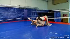 مرسڈیز پالے Mindi میں بلی کی dominatrix سائی