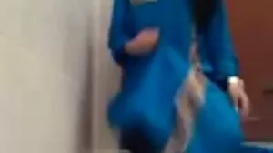 بیٹے کے ساتھ ایک گرم ، اتارنا fucking اس کے پریمی کے سوفی پر