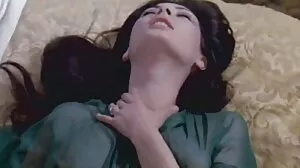 نوجوان brunette Izz گھنٹی گھنٹی مہراب کے طور پر واپس اس کی بلی ہے فنا کی طرف سے ایک بہت بڑا سیاہ ڈک