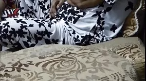 سنہرے بالوں والی ، لیتا ہے اس میں