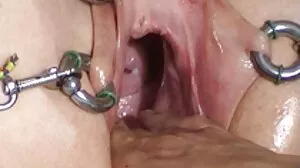 قدم ماں slurps اور licks کینچی میں اس جوڑی lesbo