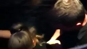 Busty لڑکی کے آخر میں باورچی خانے
