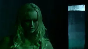 سنہرے بالوں والی لڑکی ظاہر ہوتا ہے ایک gangbang میں