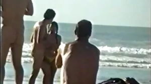 ٹیٹو ، brunette کے انگلیوں کے licks کے بالوں کی cunt کے busty سنہرے بالوں والی